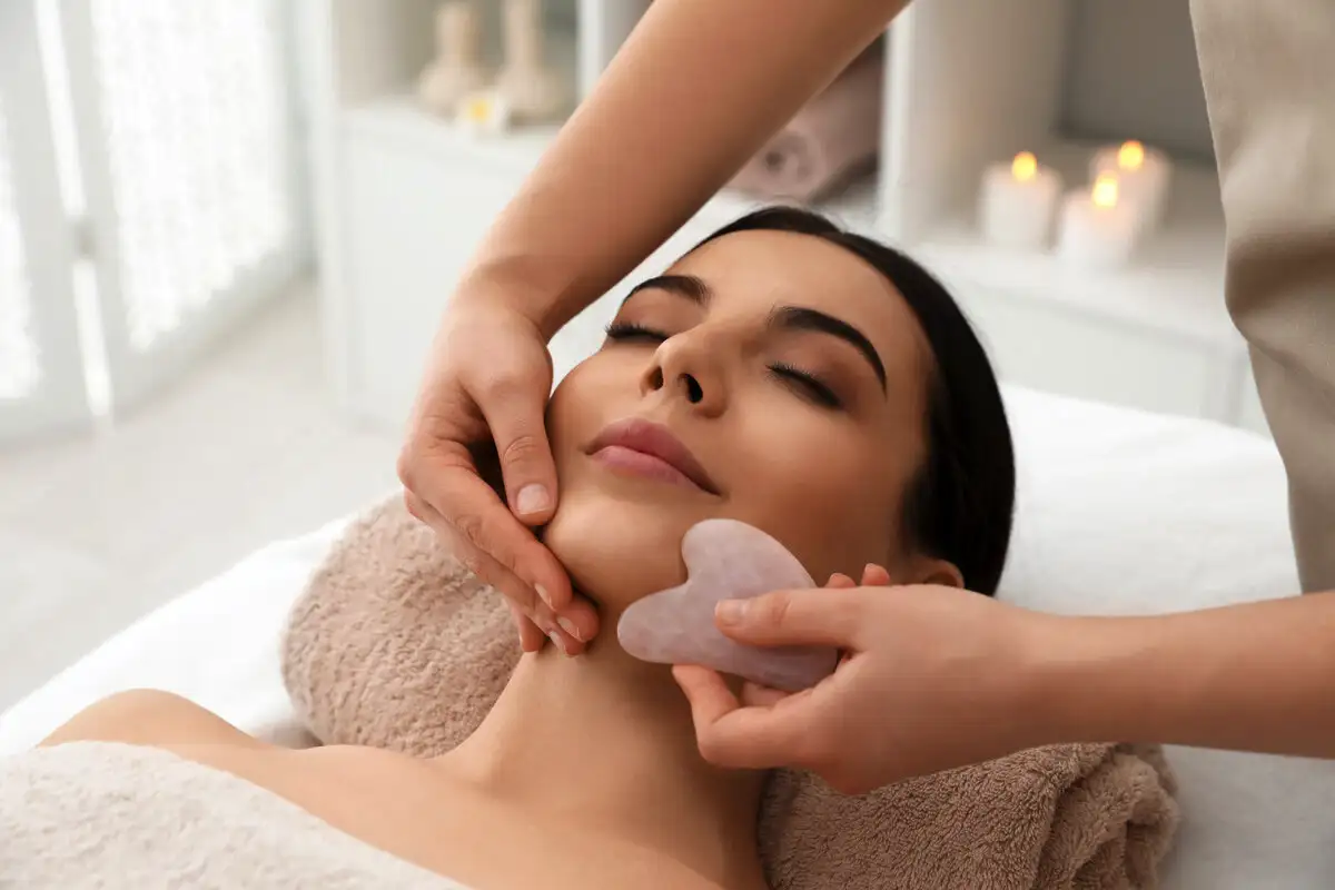 Gua sha per la pelle: 4 cose da sapere prima di acquistarlo
